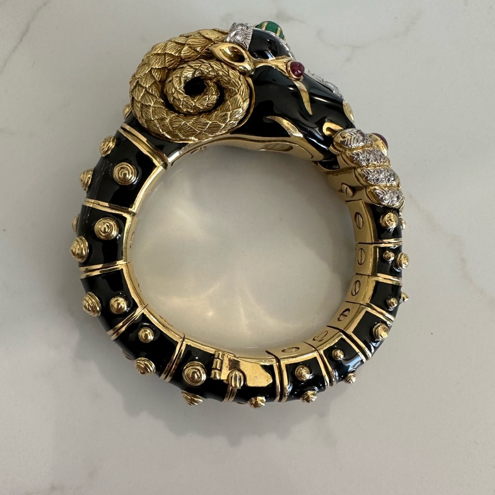 David Webb Vintage Rams Head Bracelet in 18k with black enamel, ruby and diamond - Picture 2 of 4